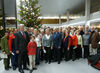 Gruppenbild der Teilnehmerinnen und Teilnehmer der Abgeordnetenfahrt vor dem Weihnachtsbaum im Foyer des Landtags.